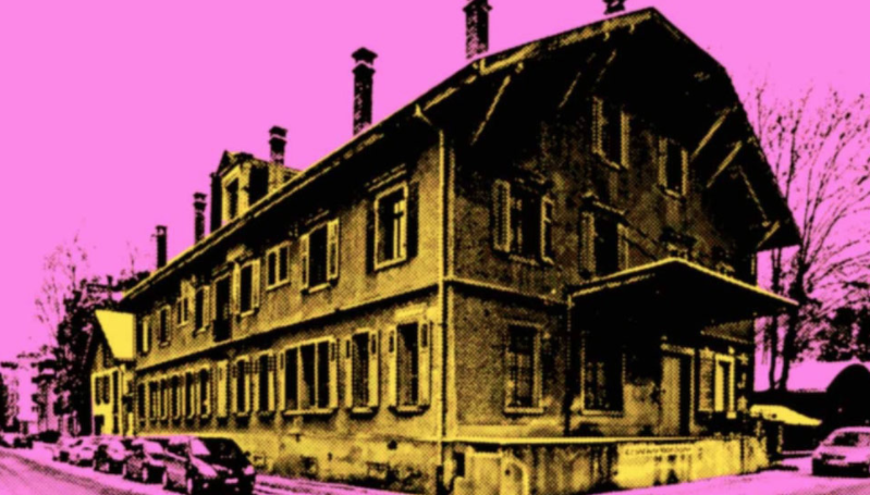 Gelbes Haus vor Pink