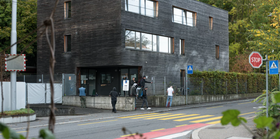 Holzgebäude mit Leuten