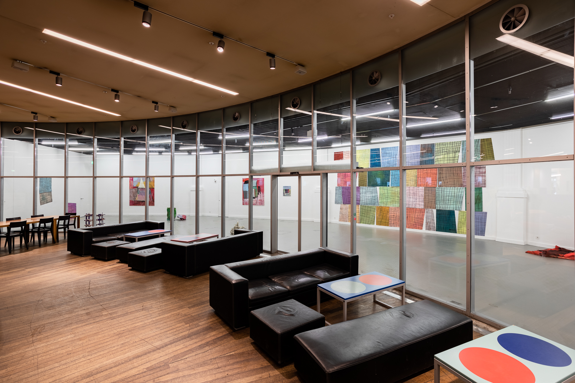 Grosses Glasschaufenster im Innenraum