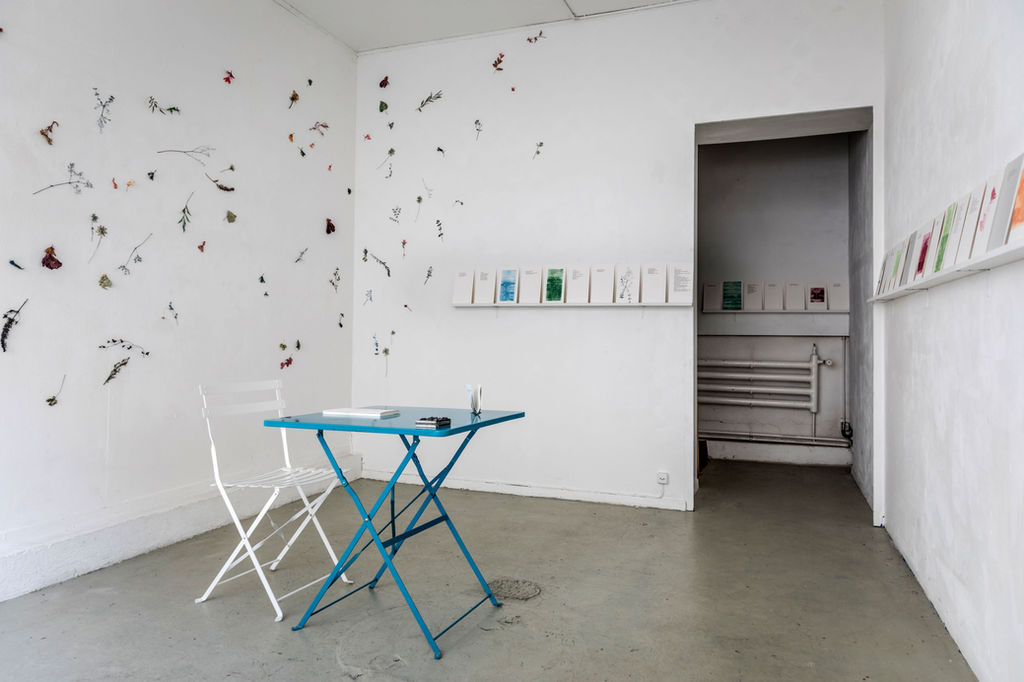 Weisser Raum mit leichter Wanddeko